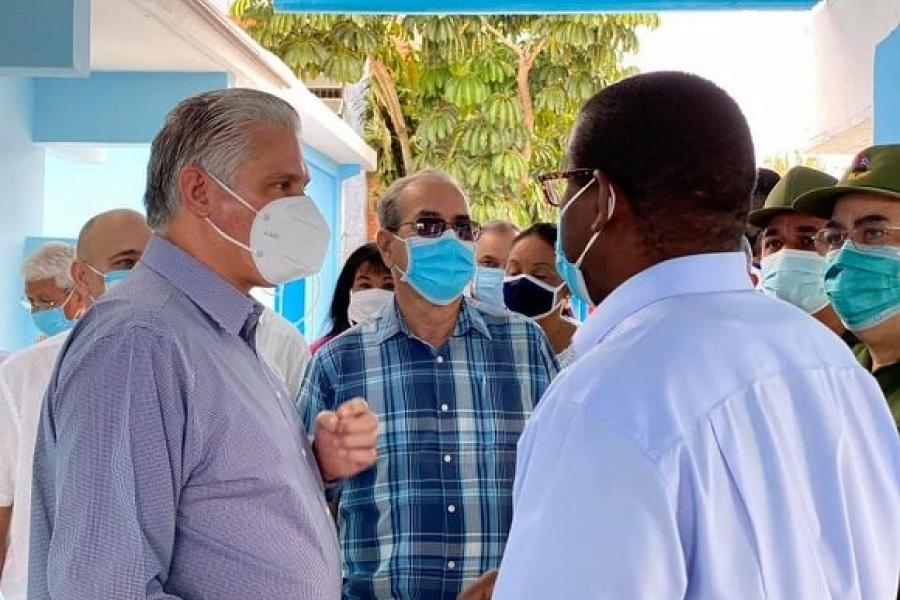 El presidente cubano se reunió allí con el rector del centro de altos estudios, así como con estudiantes y profesores. Foto: UCCFD/ Facebook.