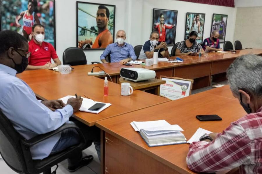 Encuentro de trabajo en la UCCFD con la máxima dirección del Fútbol en Cuba.