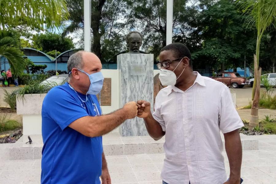 Nadier Torres Ortiz Secretario del Comité Municipal del PCC en el Cerro junto a Silvano Merced Len, en encuentro fraternal en la UCCFD Manuel Fajardo