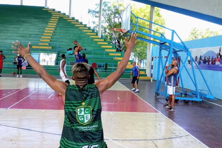 Preselección Nacional de Baloncesto entrena en "la Mariposa" de la UCCFD Manuel Fajardo