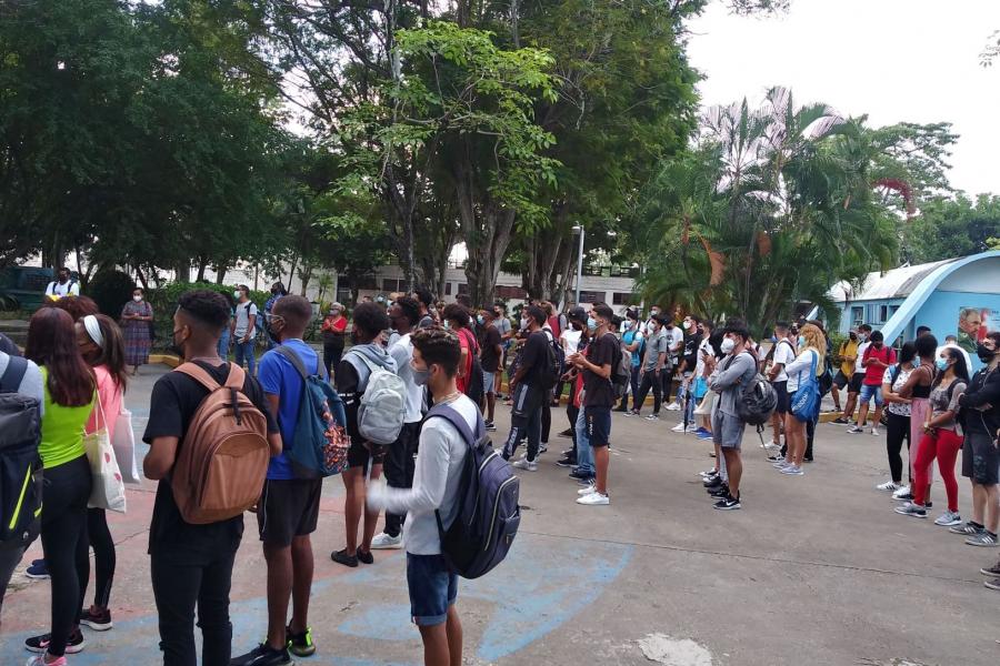 Estudiantes de segundo año retornan a las aulas de la UCCFD