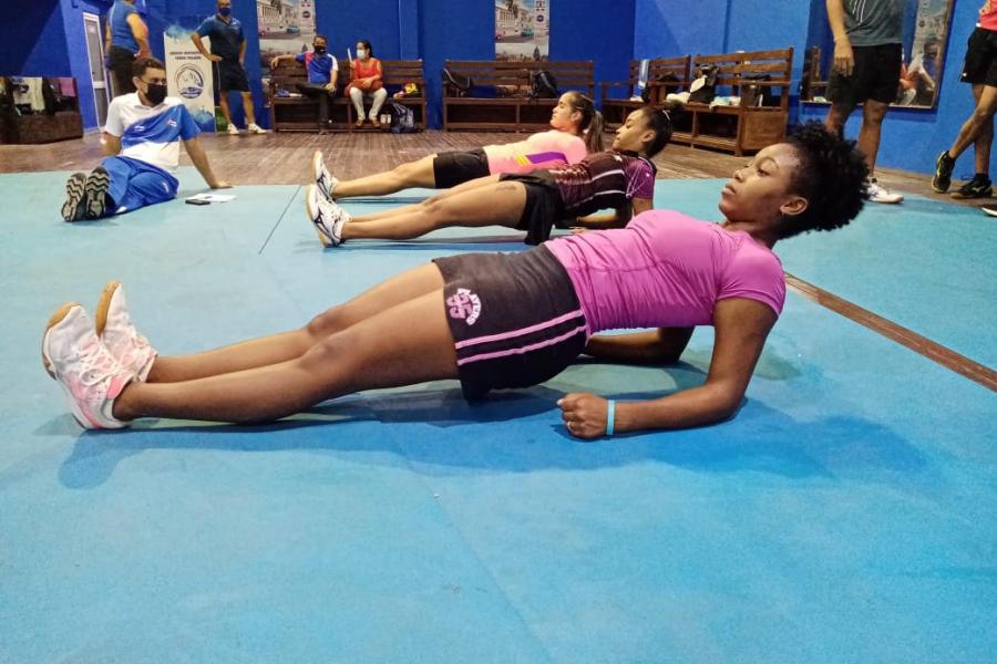 Mediciones de los músculos estabilizadores en los atletas del equipo nacional juvenil de Tenis de Mesa