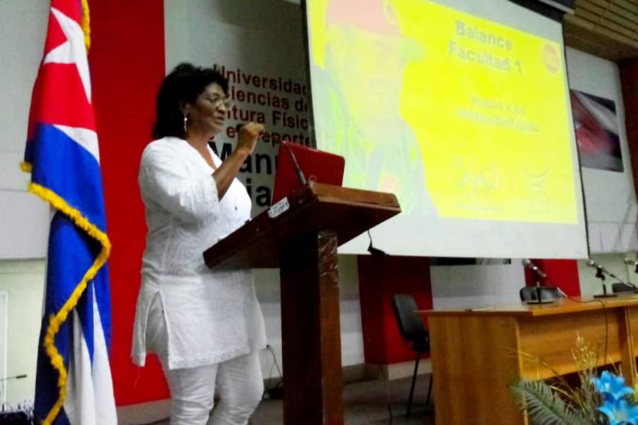 La Dr. C. Leidys Escalante Candeaux, Decana de la Facultad 1 de la UCCFD, fue la voz que condujo la exposición