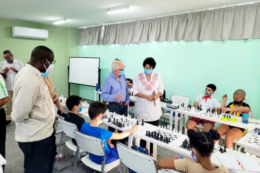 La titular del Ministerio de Educación, Dr.C Ena Elsa Velázquez Cobiella, visitó el Aula especializada de Ajedrez Ernesto Guevara de la Serna