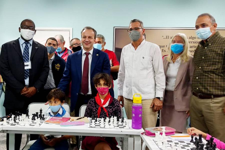 El titular de la FIDE, Arkady Dvorkovich, visitó nuestro centro acompañado del Héroe de la República Antonio Guerrero