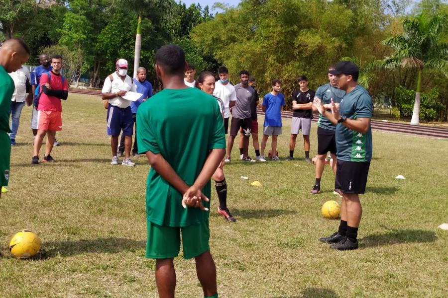 Instructores de licencia brasileros imparten curso internacional de fútbol en la UCCFD Manuel Fajardo