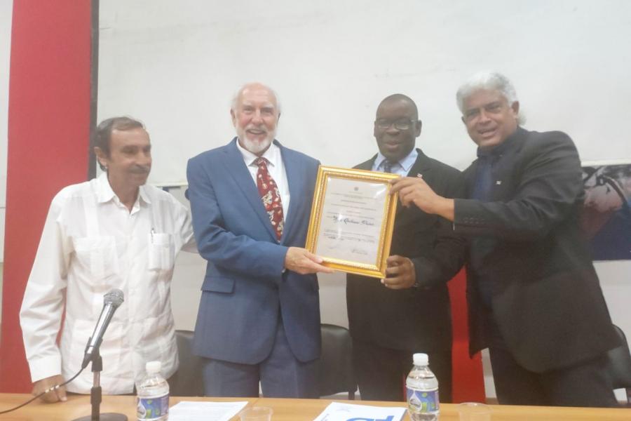 El importe reconocimiento lo recibió el PhD. Kyle Calhoun Pierce, profesor en el departamento de Kinesiología y Ciencias de la Salud de la Universidad del estado de Luisiana en Shreveport